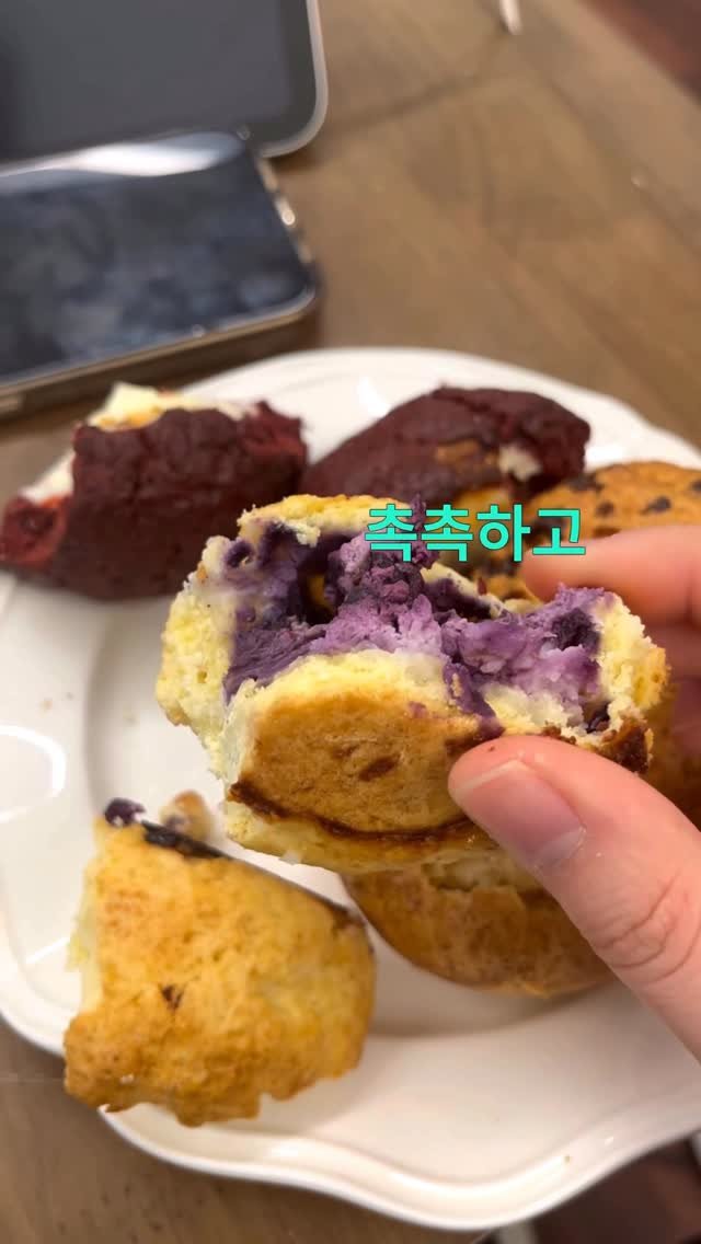 3x_sweets 게시물 이미지: 먹으면서 찍은 스콘이라 생김새가 너무 안이쁘지만 😂

저희 크림스콘 드셔보신 분들...