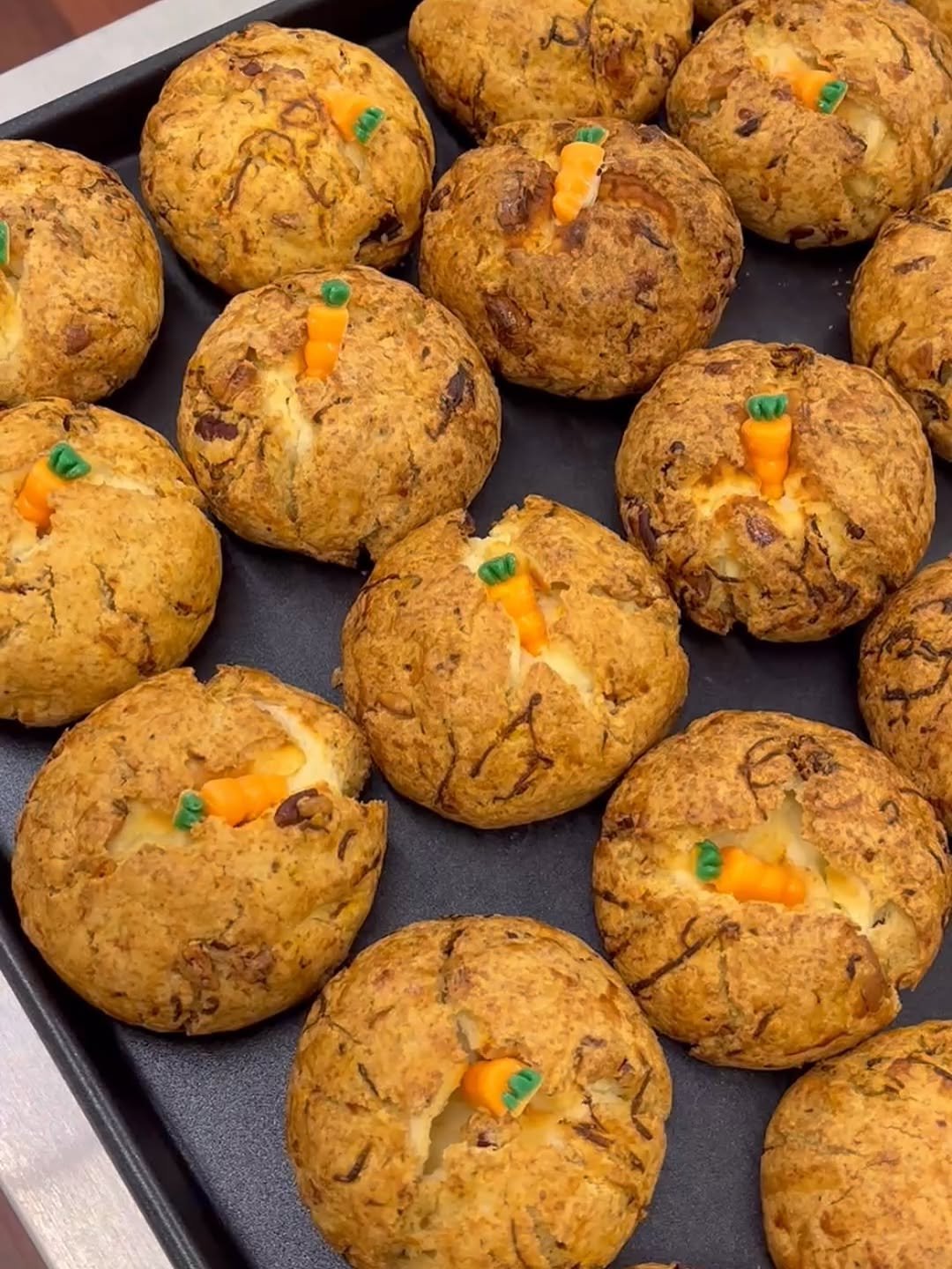 Photo by 트리플스위츠 | 프리미엄 베이킹클래스 on September 22, 2025. May be an image of coconut macaroon, buns, scone, raisin, cookie and text.