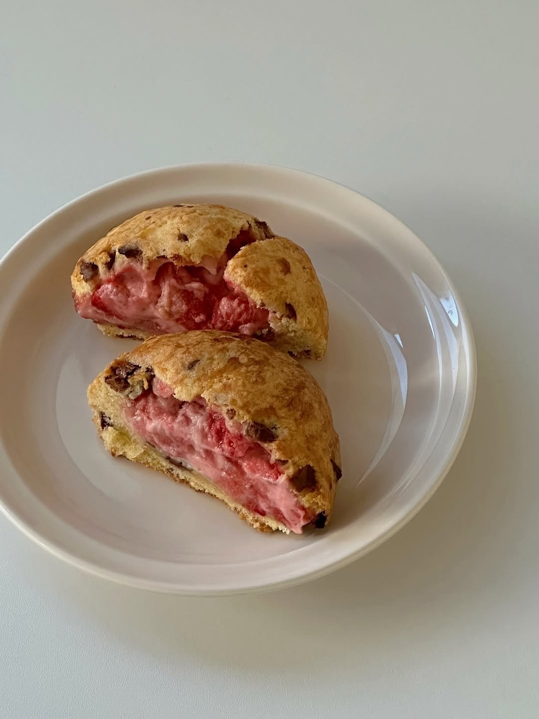 Photo by 트리플스위츠 | 1인 카페 사장님을 위한 프리미엄 베이킹클래스 ✨ on February 15, 2026. May be an image of cake, strawberry, scone, baked goods and text.