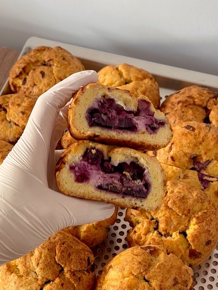 3x_sweets 게시물 이미지: 저희 매장 시그니처 블루베리크림치즈스콘 💜
“잼을 안 발라도 된다니 !”
“왜...