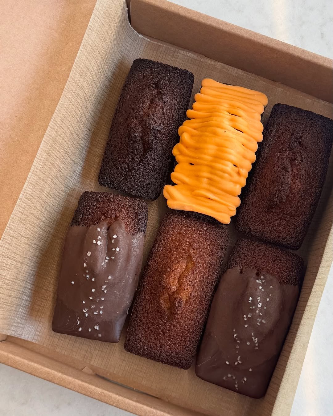 Photo by 트리플스위츠 | 프리미엄 베이킹클래스 on November 05, 2025. May be an image of chocolate bar, chiffon cake, babka, coconut macaroon, chocolate cake, brownie, eclair and text.