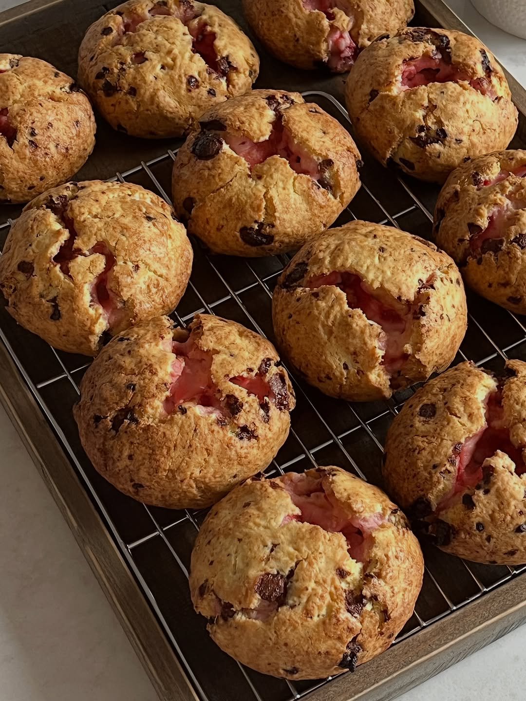 Photo by 트리플스위츠 | 프리미엄 베이킹클래스 on September 17, 2025. May be an image of coconut macaroon, cake, cookies, raisin, scone, baked goods, muffin and text.