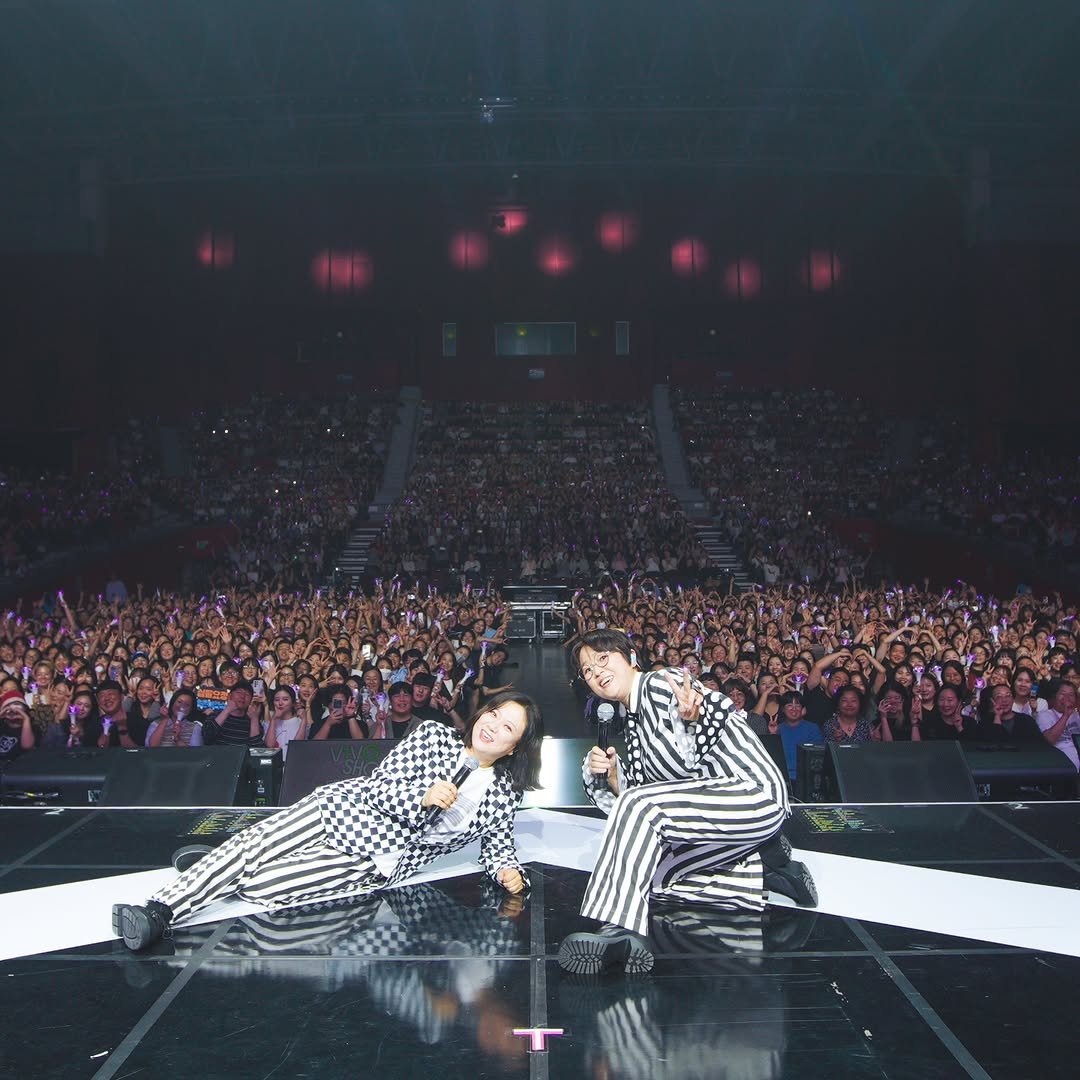 Photo by KimSook 김숙 on October 17, 2025. May be an image of one or more people, bangs and concert.