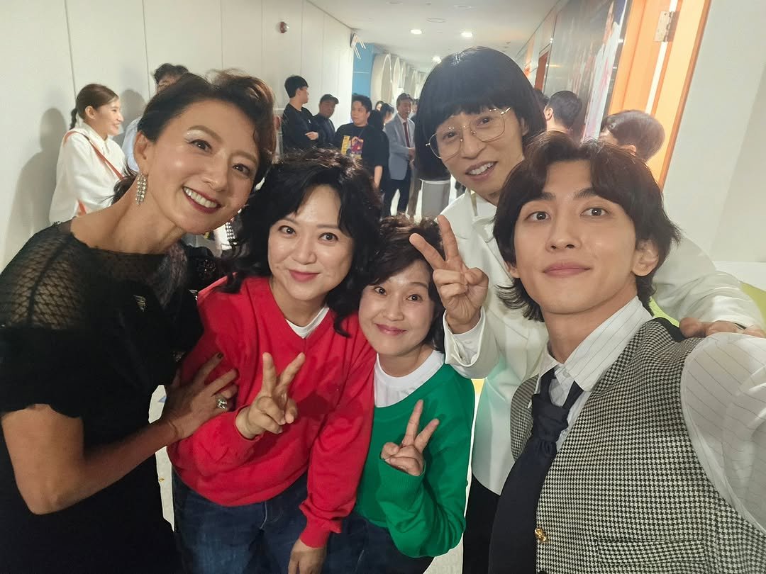 Photo by KimSook 김숙 on October 05, 2025. May be a selfie of 7 people, bangs, top and text.