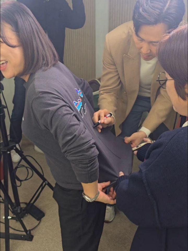 4000man_ 게시물 이미지: 오~~이정재오빠가 싸인해줬어요^^ 그리고 반지도 주셨구요!!!!! 
#얄미운사랑...