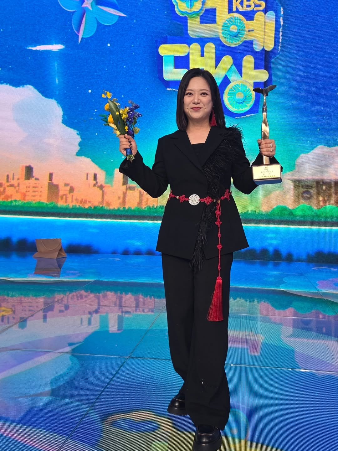 Photo by KimSook 김숙 on December 23, 2025. May be an image of television, costume, newsroom and text.