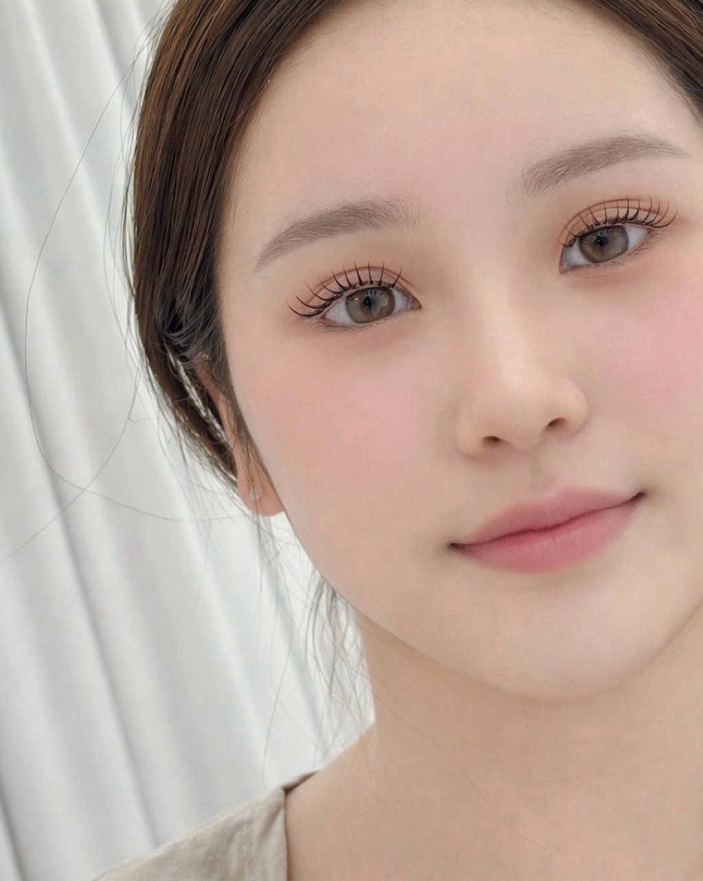 Photo by 속눈썹수강 수원속눈썹연장 인계동속눈썹 : 425뷰티 in 수원 인계동. May be a closeup of one or more people, makeup, hair, eyeliner and text.