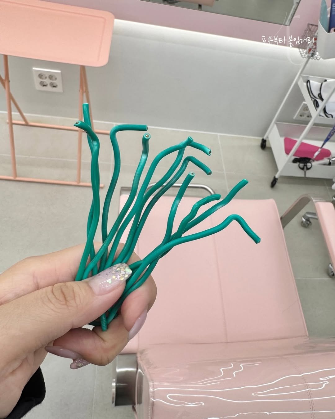 Photo by 포유뷰티 구로디지털점 💖 [ 웨이브붙임머리ㅣ컬러붙임머리ㅣ포인트붙임머리ㅣ붙임머리수강 ] ➰ 24시붙임머리 신림붙임머리 on February 20, 2026. May be an image of tongs, brush, toothbrush, hairpin, dental floss, clothes hanger and text.