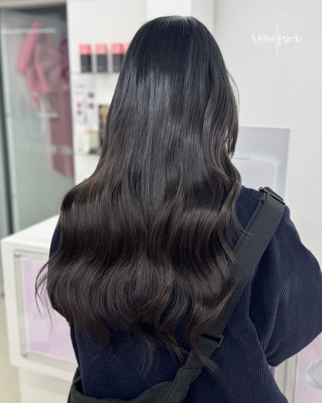 Photo by 포유뷰티 구로디지털점 💖 [ 웨이브붙임머리ㅣ컬러붙임머리ㅣ포인트붙임머리ㅣ붙임머리수강 ] ➰ 24시붙임머리 신림붙임머리 on February 17, 2026. May be an image of one or more people, braids, long hair and text that says '도유뷰티불임머리 도유뷰티 불임머리'.