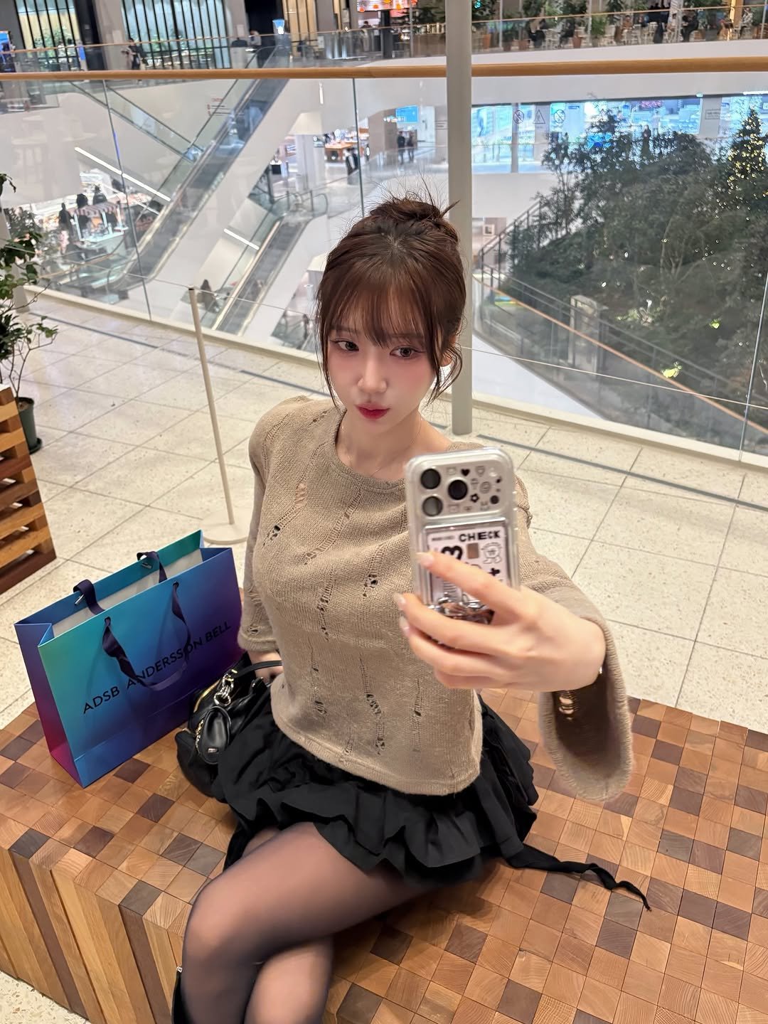 Photo by 금화 on November 30, 2025. May be a selfie of ‎miniskirt and ‎text that says '‎لمT СНЕСК СНе‎'‎‎.