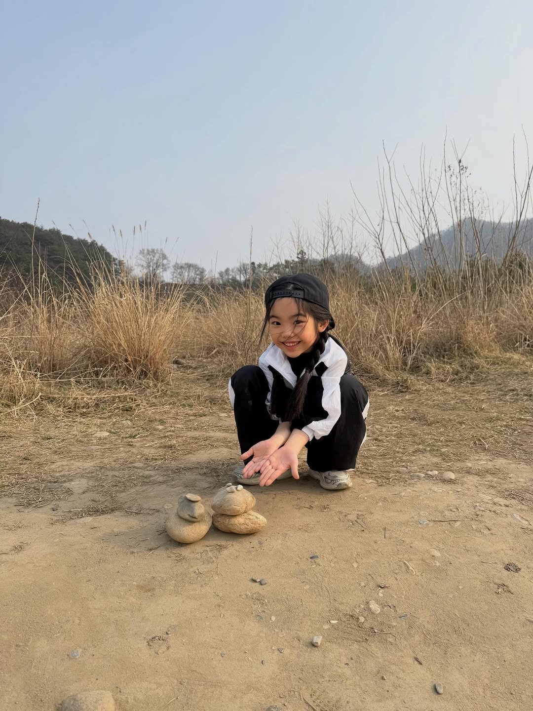 Photo by Hwang sumi_오은서 on March 27, 2026. May be an image of child, grass and text.