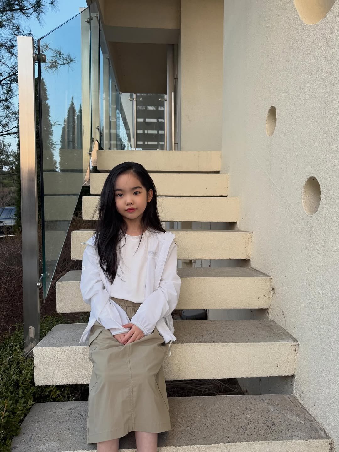 Photo by Hwang sumi_오은서 on March 22, 2026. May be an image of child, skirt and text.