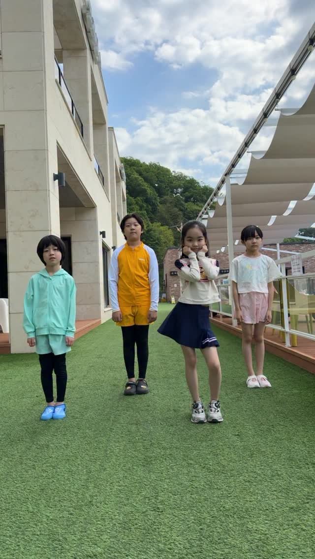 5_eun_seo 게시물 이미지: #귀여운애들

이 무려 넷! 

씰룩씰룩 엉덩이 움직일때마다
엄마들 입꼬리도...