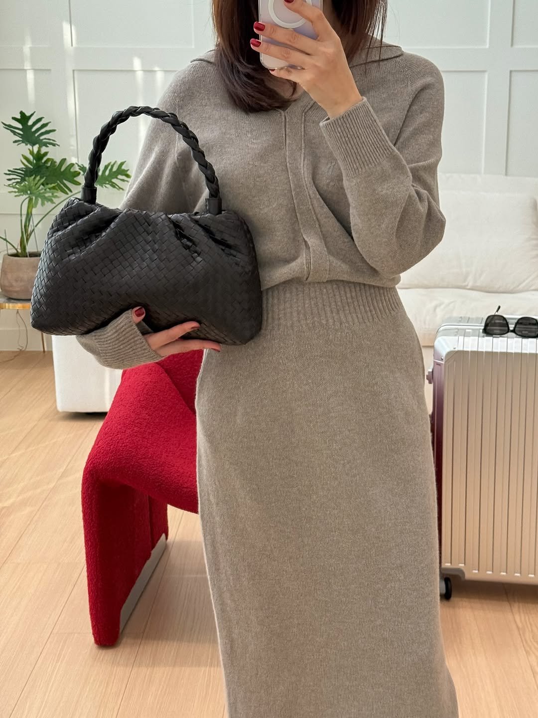 Photo by 오복하우스 on December 15, 2025. May be an image of purse, turtleneck, dress and text.