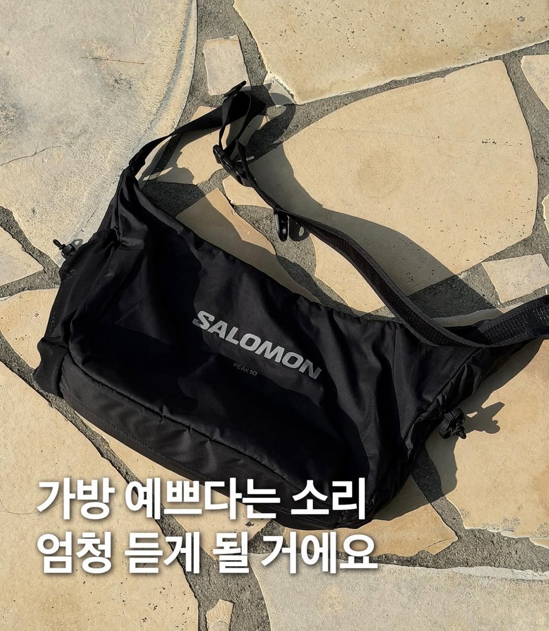 Photo by 6032호 ㅣLEE JAEMYUNG on April 25, 2026. May be an image of tool bag, sling and text that says '4иKaBTo SALOMO SALOMO 가방 예쁘다는 소리 엄청 듣게 듣게될거에요 될 거에요'.