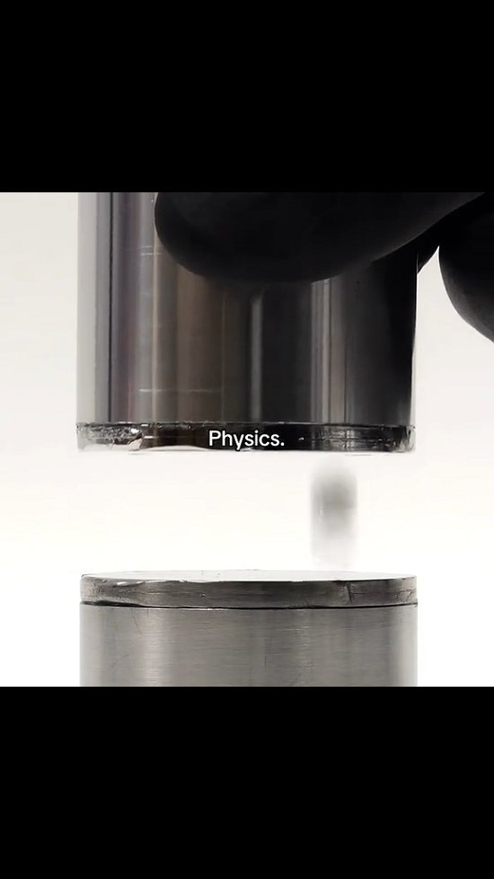 60saniyedebilimm 게시물 이미지: Zıplayan bir demir bilyeyi düşün: Her sekmede...