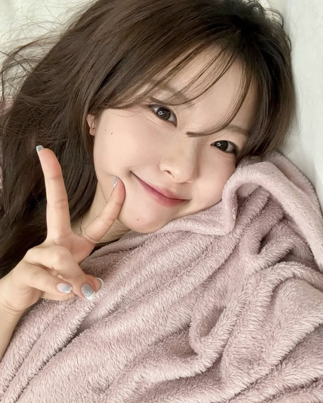 Photo by 나히 on December 22, 2025. May be an image of one or more people, hair, bath robe and text.