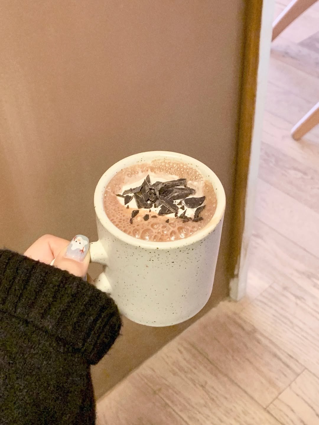 Photo by 나히 on December 27, 2025. May be an image of coffee cup, cup and text.