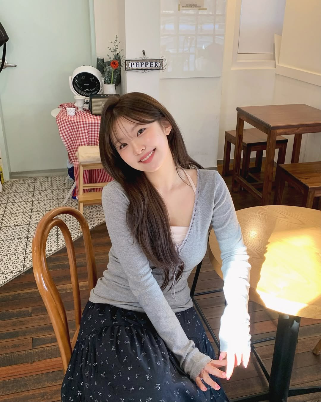 Photo by 나히 on February 08, 2026. May be an image of one or more people, hair, skirt, top, miniskirt, dress and text.