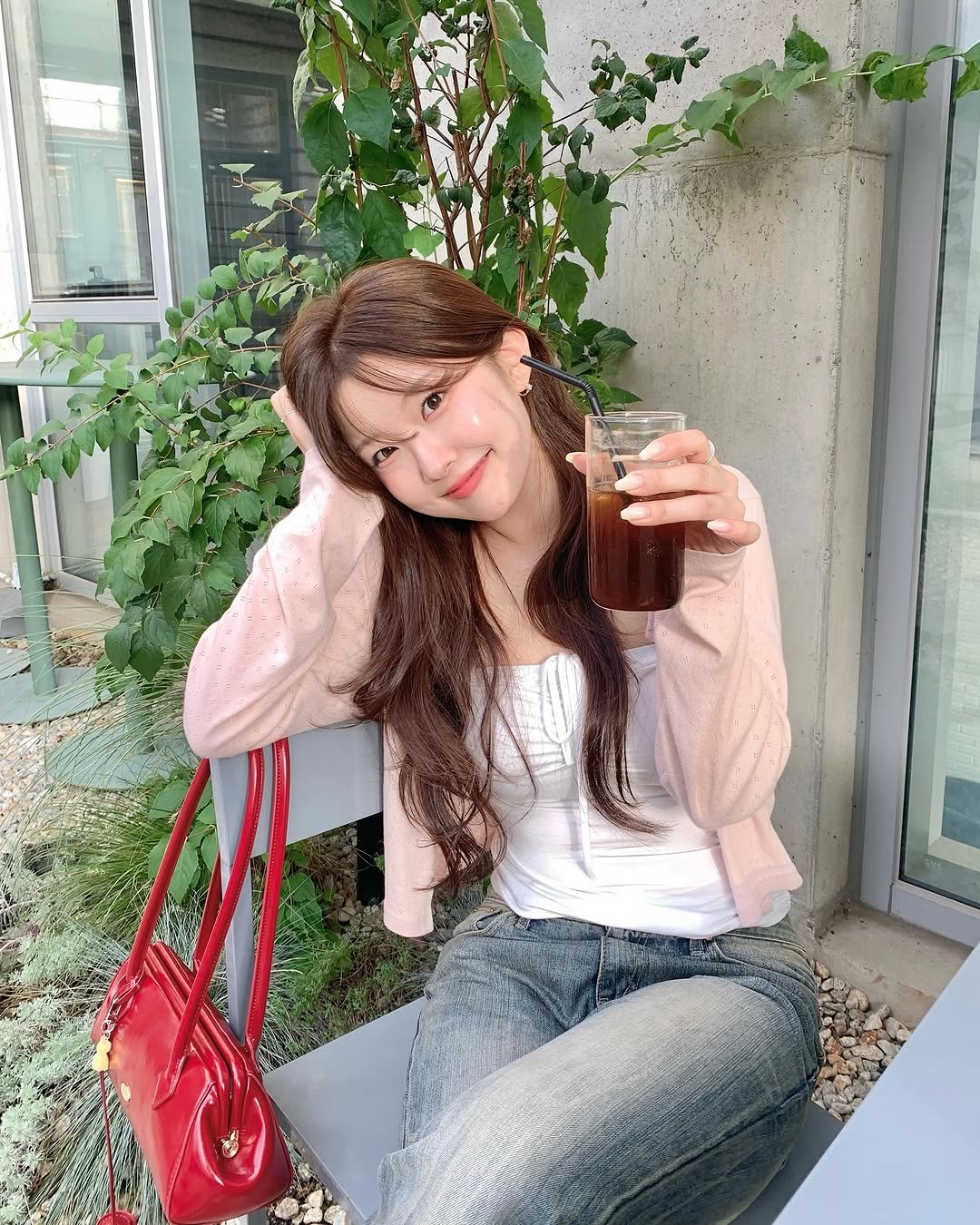 Photo by 나히 on September 20, 2025. May be an image of 1 person, hair, cornflower, outdoors and text.
