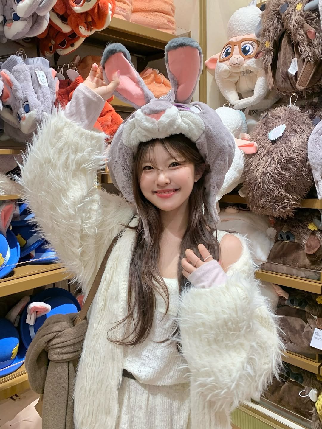 Photo by 나히 on February 04, 2026. May be an image of duffle coat, costume, bath robe, parka, cloak and text.