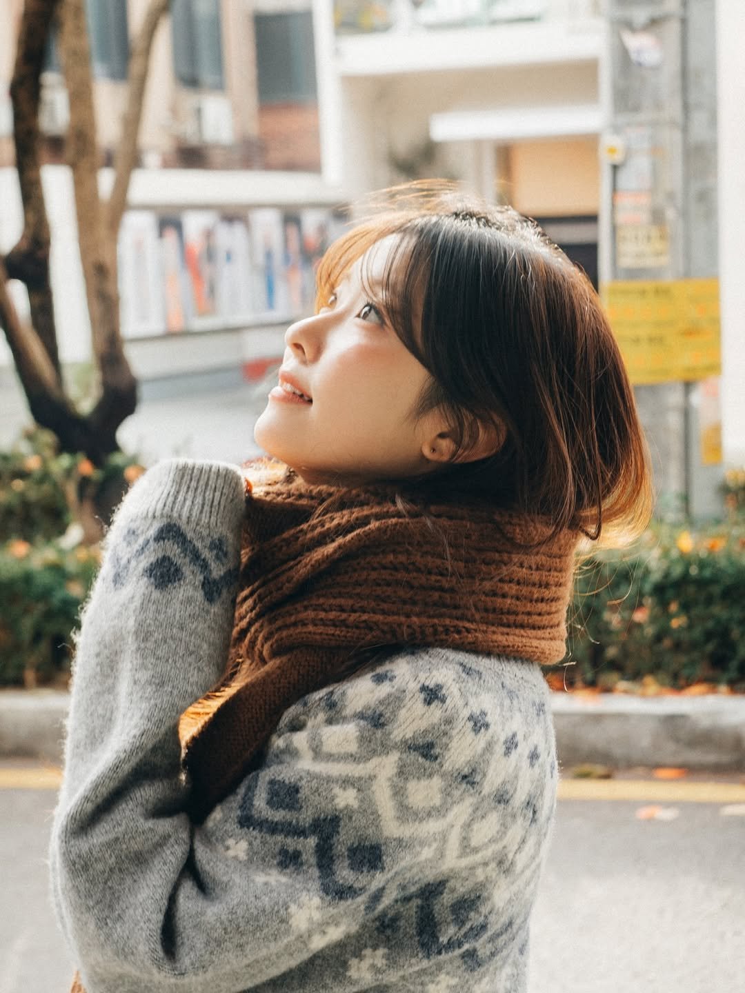 Photo shared by 나히 on December 05, 2025 tagging @on_do.film. May be an image of one or more people, hair, scarf, duffle coat, parka, turtleneck, shawl, street and text.
