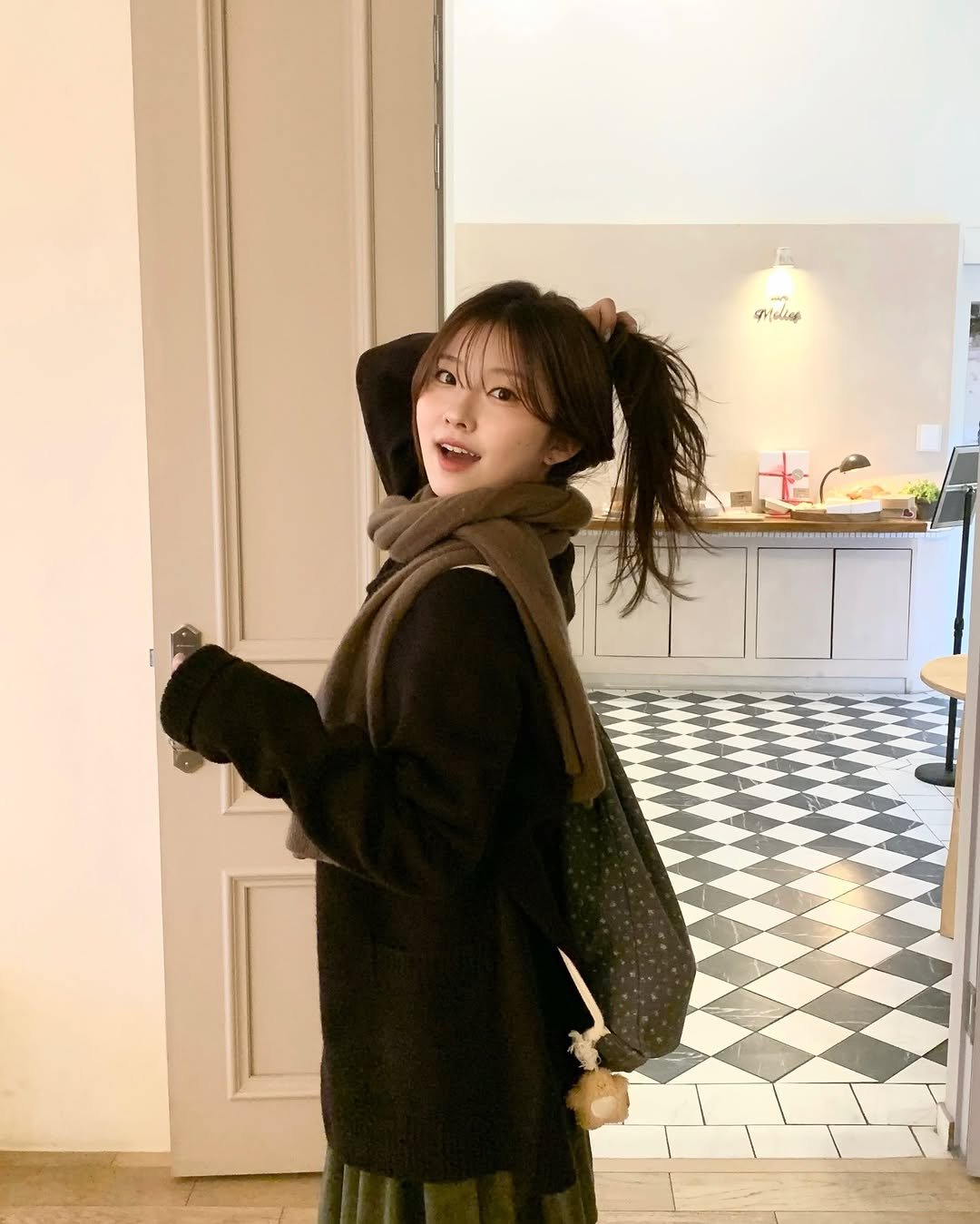 Photo by 나히 on December 29, 2025. May be an image of one or more people, hair, duffle coat, parka, sling, cornflower and text.