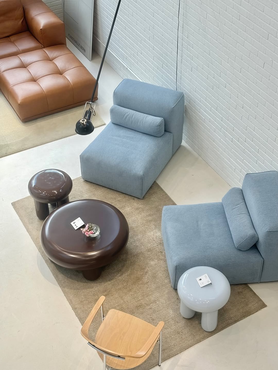 Photo by 나히 on September 20, 2025. May be an image of beanbag chair, armchair, sofa, ottoman, chair, chaise lounge, indoors and text.