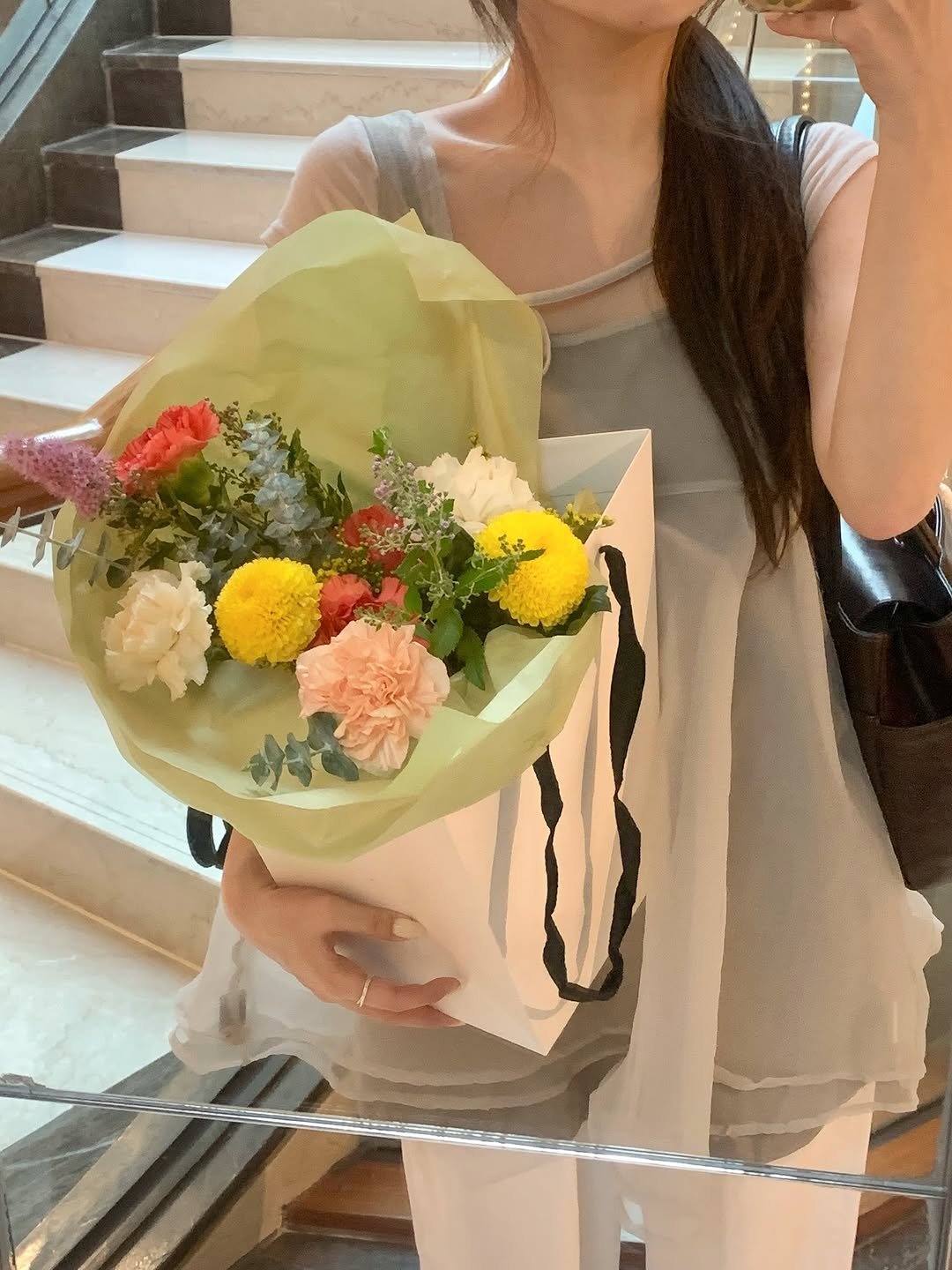 Photo by 나히 on September 08, 2025. May be an image of 1 person, bouquet, flower arrangement, white lily, prairie gentian, baby's-breath and text.