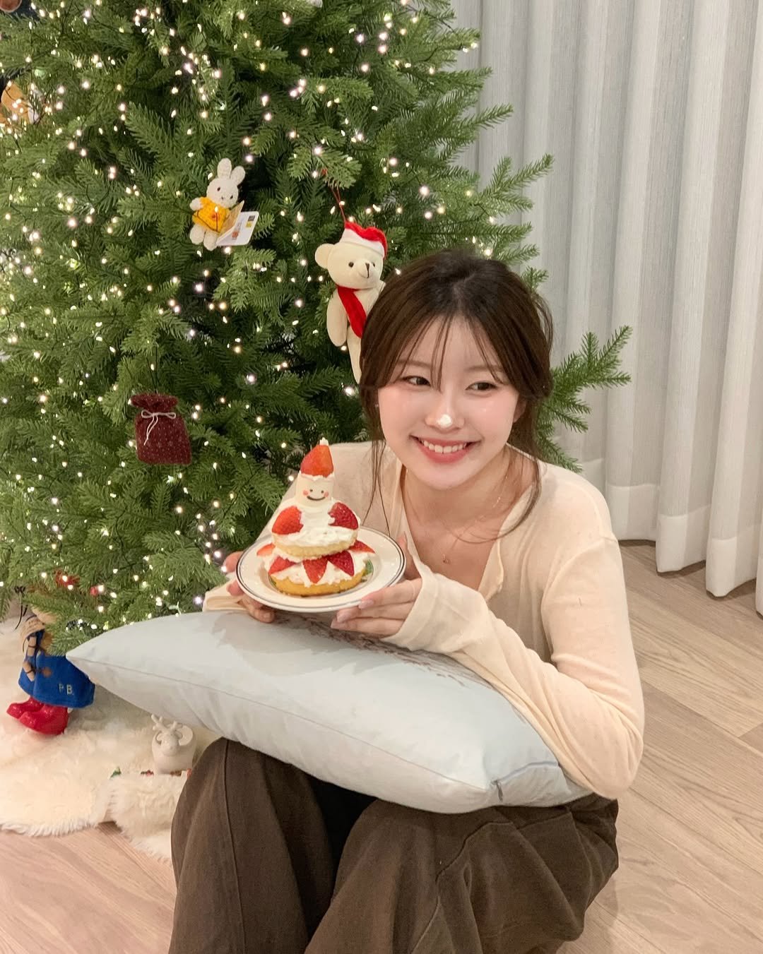 Photo by 나히 on December 18, 2025. May be an image of cake, christmas tree, pie, fruitcake and text.