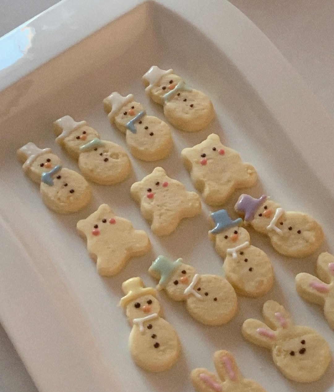 Photo by 나히 on December 21, 2025. May be an image of snowman, gingerbread cookie and text.