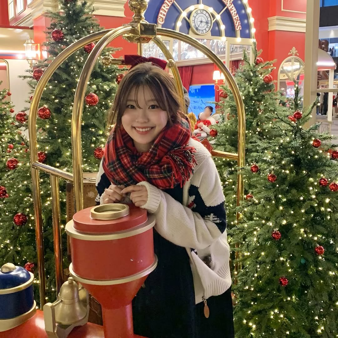 Photo by 나히 on December 21, 2025. May be an image of duffle coat, christmas tree and text.