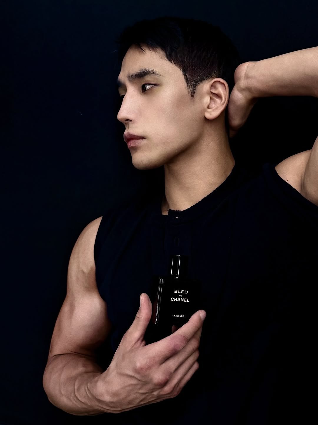 Photo shared by 육준서 on August 31, 2025 tagging @chanel.beauty.korea. May be an image of one or more people, biceps, fragrance, perfume, water bottle and text.