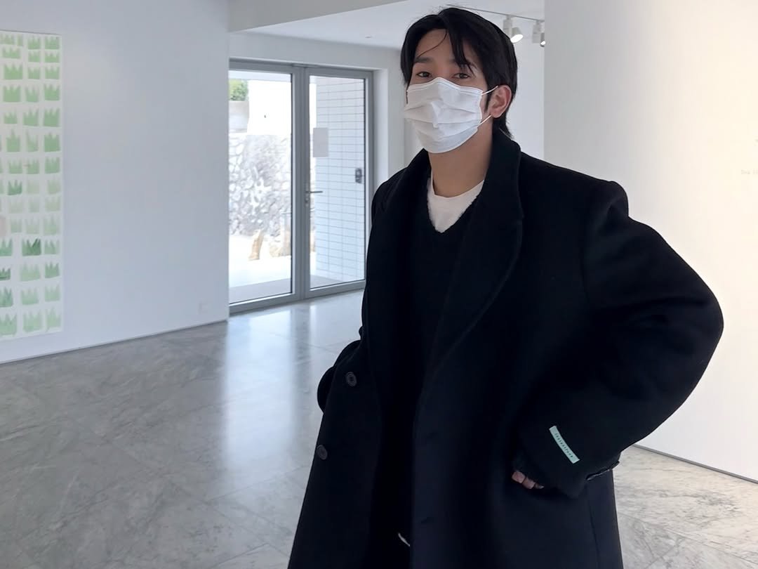 Photo by 육준서 on March 07, 2026. May be an image of duffle coat, overcoat, parka, top and text.