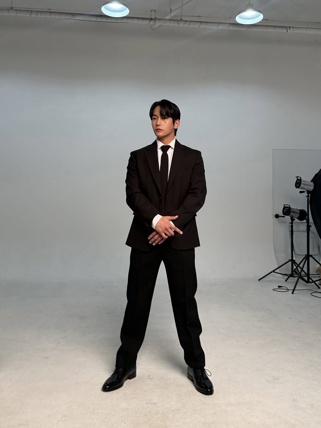 Photo by 육준서 on April 09, 2026. May be an image of one or more people, suit, dinner jacket, blazer and text.