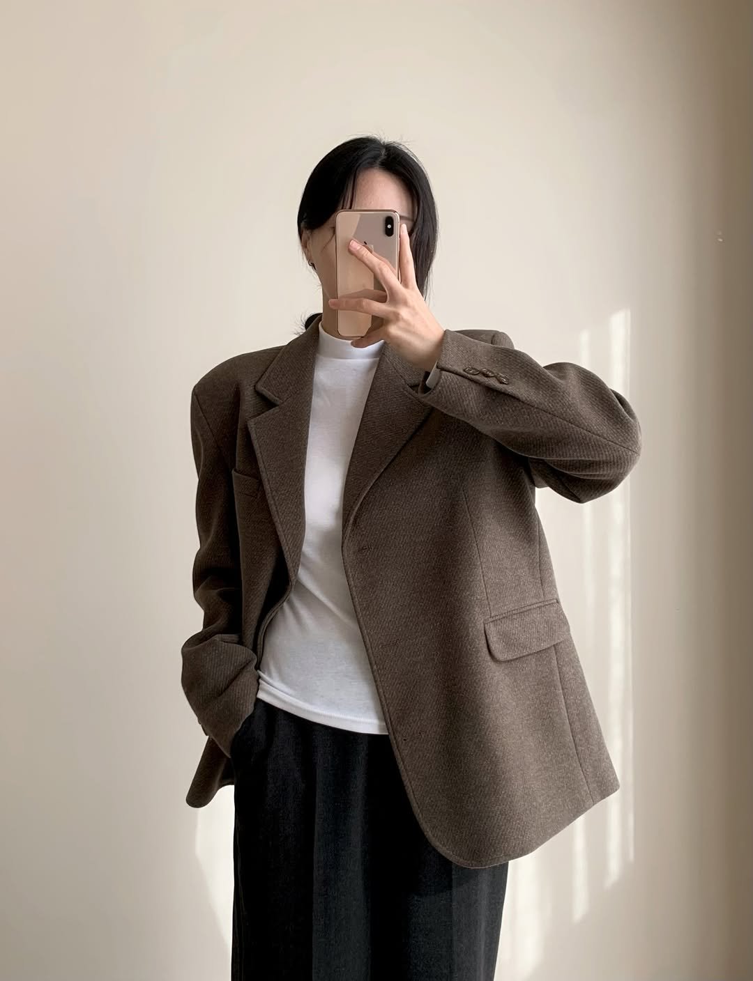 Photo by 식스앤드 | 66•77사이즈 쇼핑몰 on November 30, 2025. May be an image of duffle coat, overcoat, blazer, suit and text.