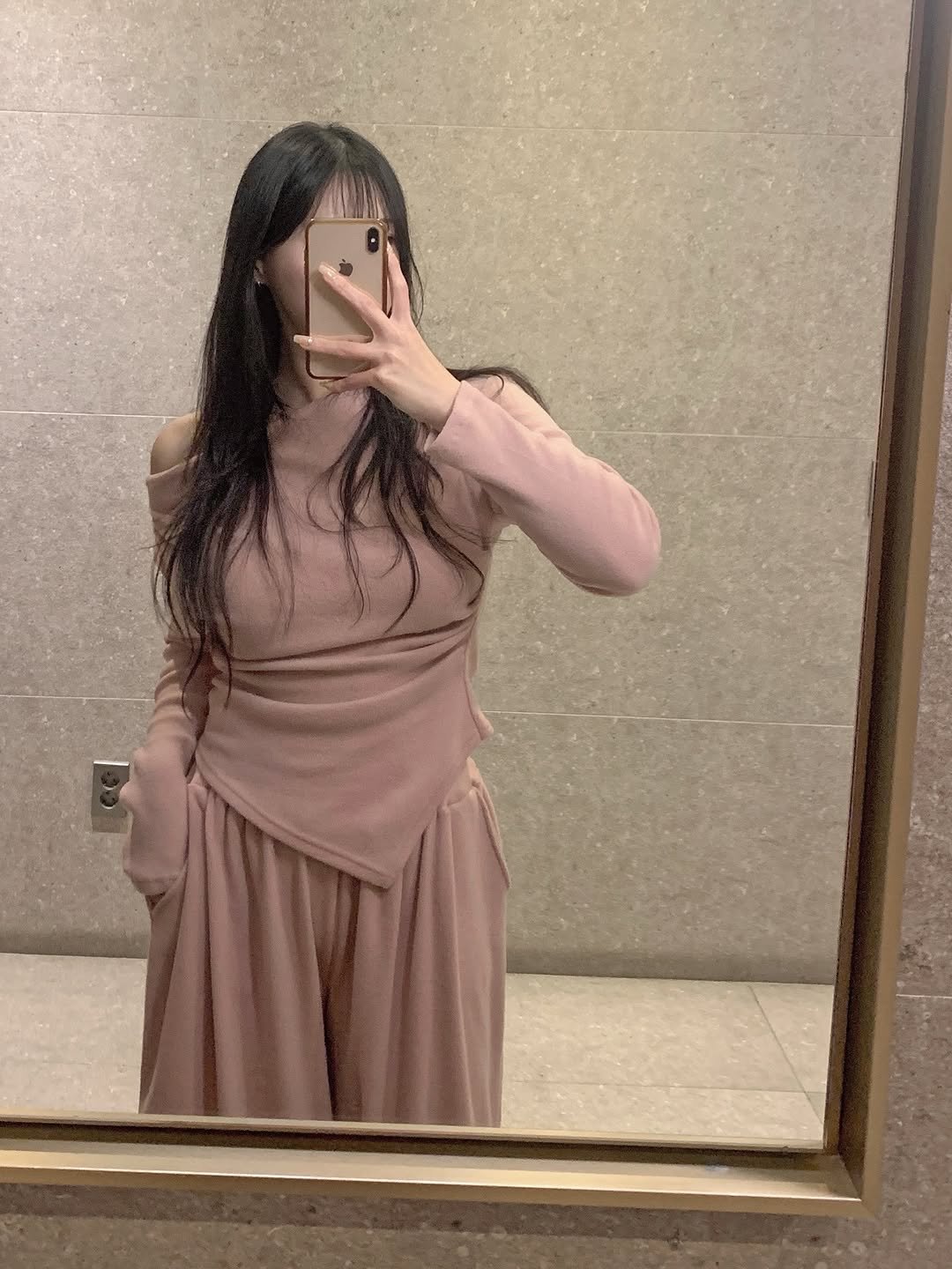 Photo by 식스앤드 | 66•77사이즈 체형커버 쇼핑몰 on January 08, 2026. May be a selfie of turtleneck, mirror and text.