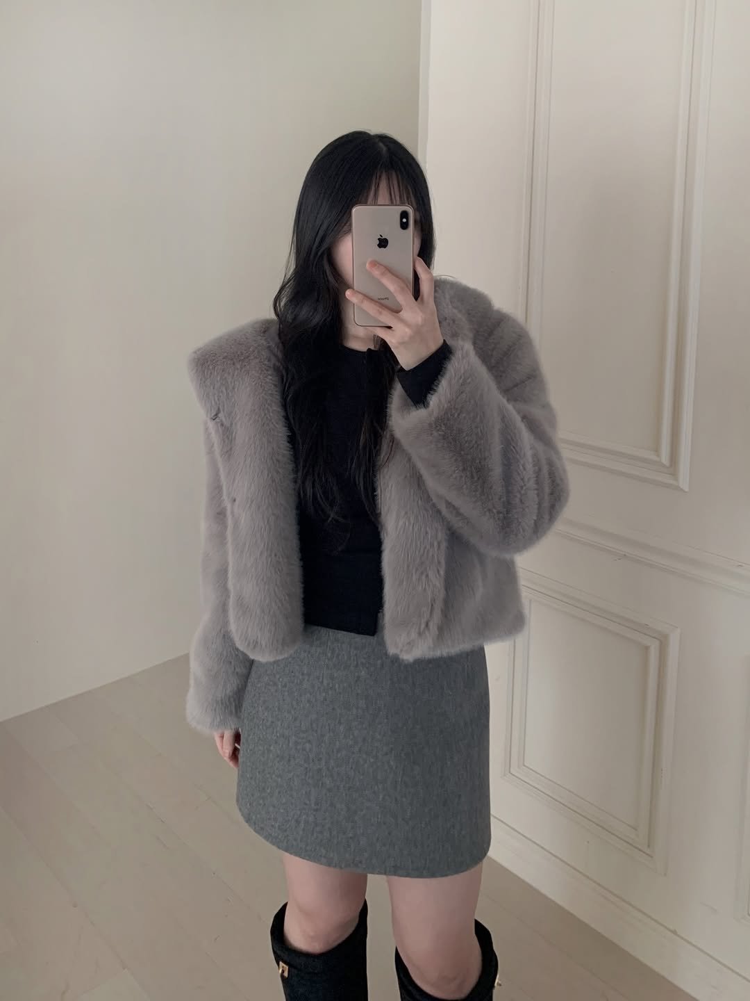 Photo by 식스앤드 | 66•77사이즈 체형커버 쇼핑몰 on January 11, 2026. May be an image of duffle coat, overcoat, sable coat, goosedown coat, boots, parka, miniskirt and text.