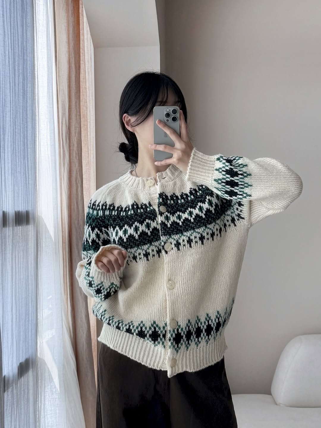 Photo by 식스앤드 | 66•77사이즈 쇼핑몰 on November 24, 2025. May be an image of sweater, knit, turtleneck, cardigan and text.
