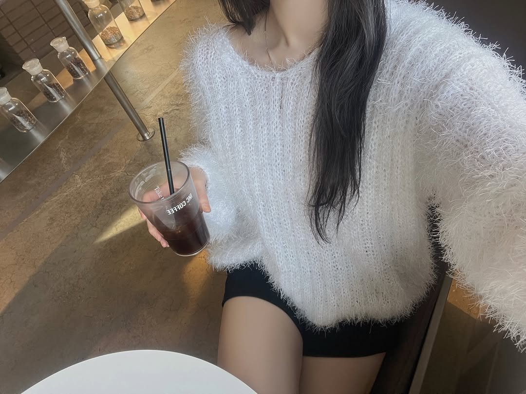 Photo by 식스앤드 | 66•77사이즈 체형커버 쇼핑몰 on January 12, 2026. May be an image of knit, top and text.