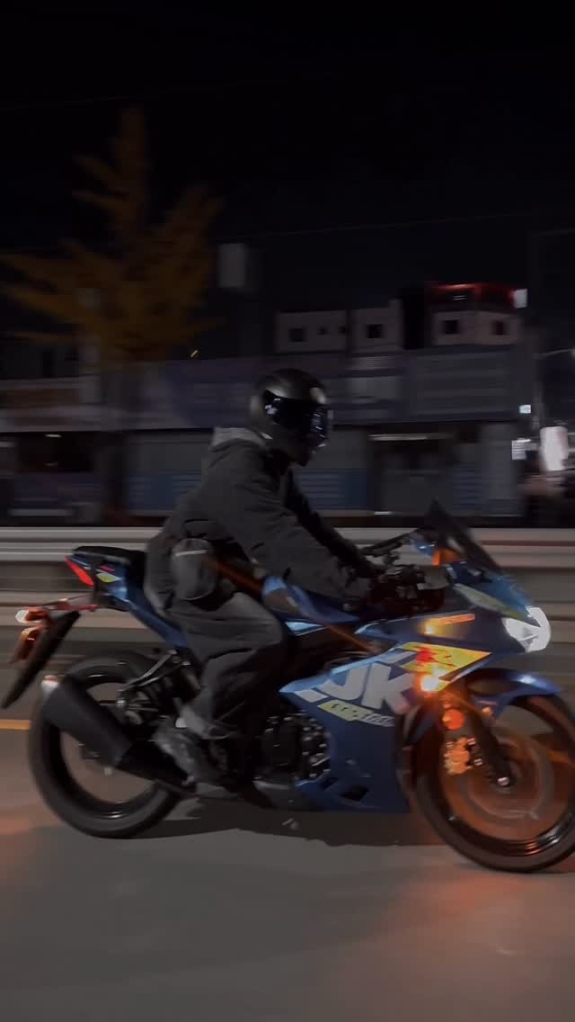 7197.80 게시물 이미지: 학교 밥 혼자먹는 칭구 없는 고2 이중생활
오토바이가 내 유일한 친구 삶의 낙...