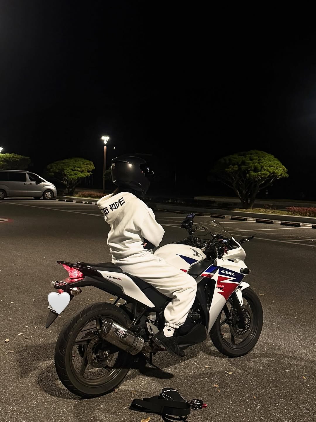 Photo shared by 말차라떼 on November 11, 2025 tagging @readytorideofficial. May be an image of dirt bike, motorcycle, helmet, scooter and text.