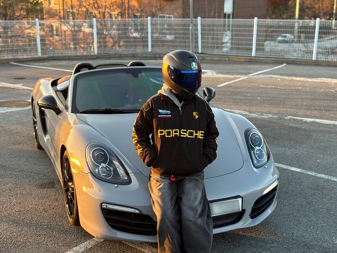 Photo by 말차라떼 on November 28, 2025. May be an image of ‎racing vehicles, race car, helmet, wheel, road and ‎text that says '‎2ทน העעעיר PORSCHE SCHE POR‎'‎‎.