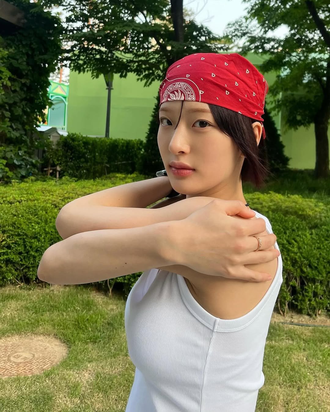 Photo by min on May 30, 2025. May be an image of headband, headscarf, bandanna, turban, head covering, beret, sweat band and outdoors.