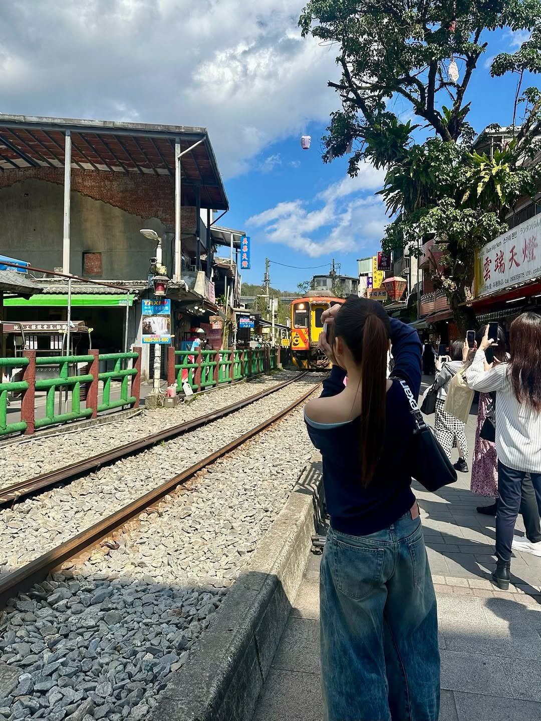 Photo by 矢吹奈子 on February 19, 2026. May be an image of one or more people, train, cablecar, railroad, cloud and text.