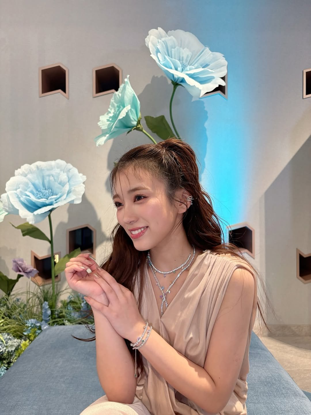 Photo by 矢吹奈子 on March 18, 2026. May be an image of one or more people, braids, dress, baby's-breath, prairie gentian, rose and text.