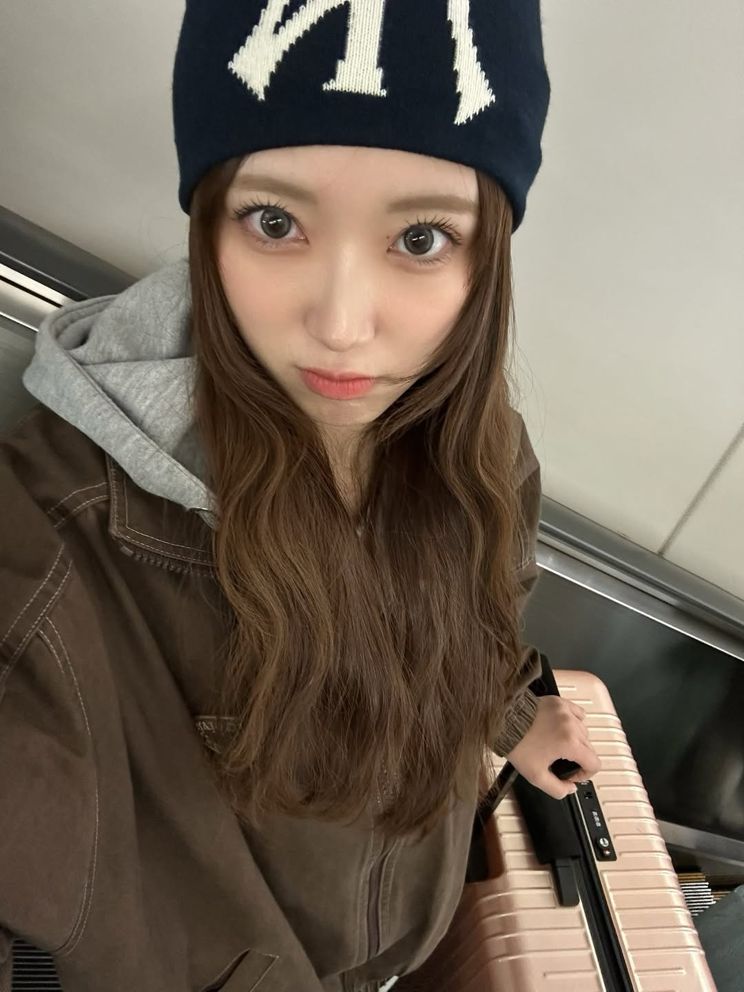 Photo by 矢吹奈子 on February 16, 2026. May be an image of suitcase, hat, musical instrument, parka, luggage and text.