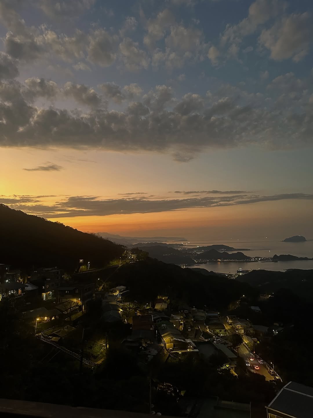 Photo by 矢吹奈子 on February 18, 2026. May be an image of horizon, twilight and text.