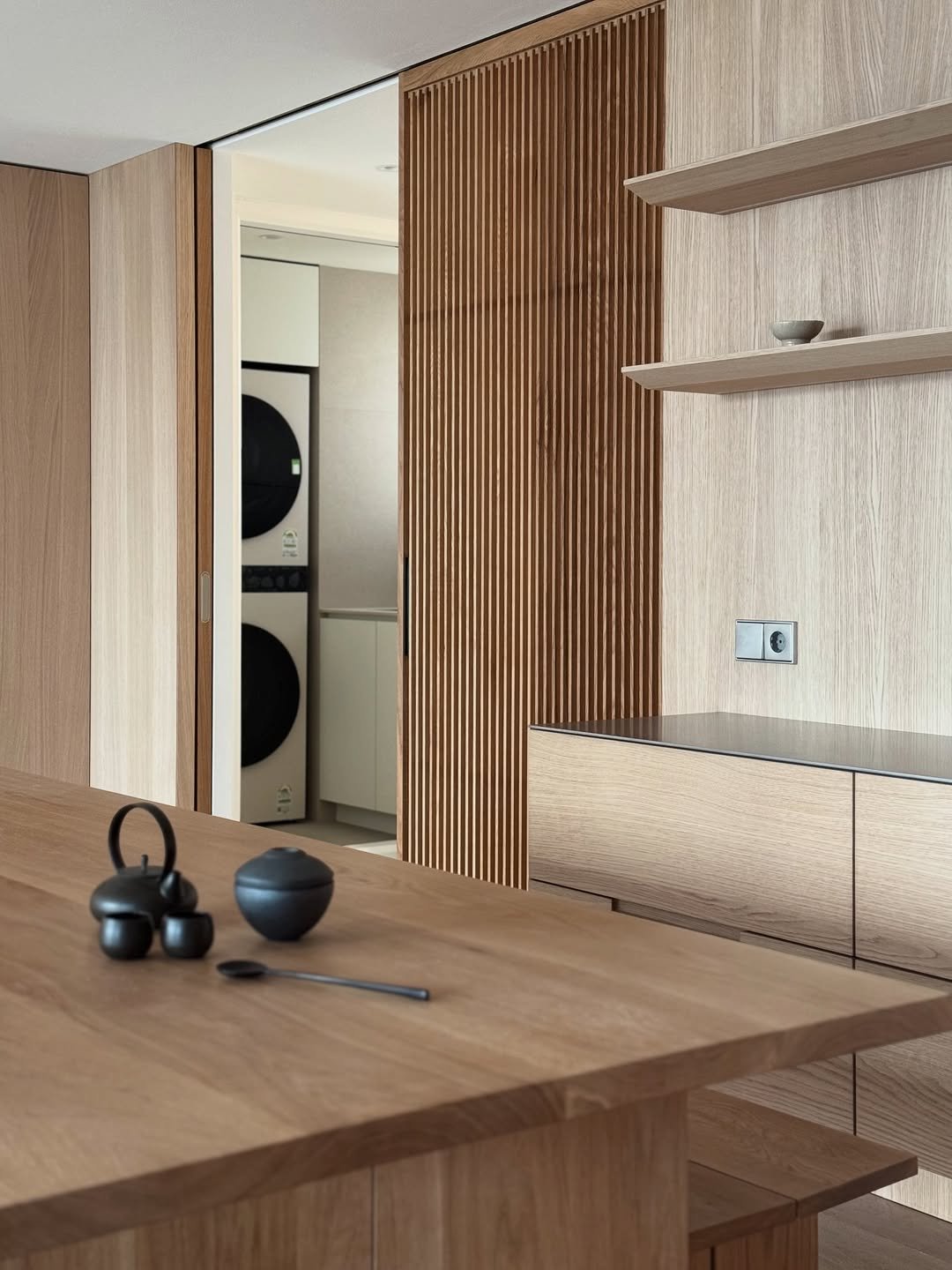 Photo by 팔십칠도씨 on December 03, 2025. May be an image of dining table.