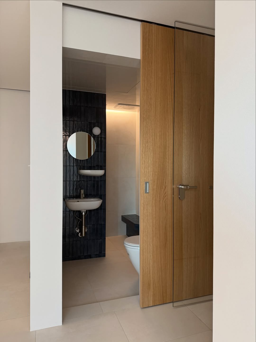 Photo by 팔십칠도씨 on January 08, 2026. May be an image of sink, sliding door, indoors, door and text.